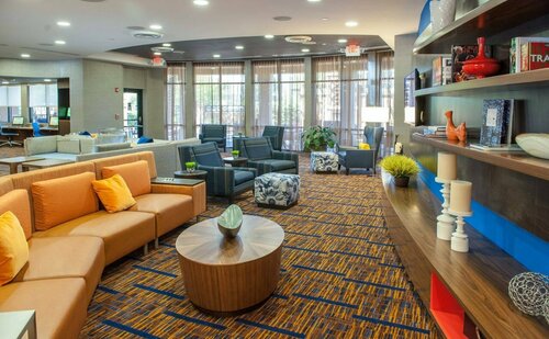 Courtyard Pensacola Downtown, Забронировать Отель Отели Пенсакола-Бич с парковкой, рядом с Музей «Старый дом Квина», Парковка