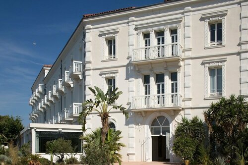 Grand Hotel Des Sablettes Plage, Curio Collection By Hilton, Забронировать Отель Ла-Сен-сюр-Мер Var coast