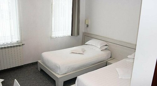 Alex&George Boutique Hotel, Забронировать Бутик-отель Отели Трансильвании с парковкой, Парковка