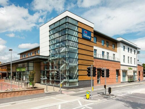 Travelodge Egham, Забронировать Отель Отели High Weald с парковкой, Парковка