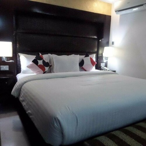 Larry Mitchelle Suites, Book Hotel Eti-Osa hoteller med pool, Swimmingpool