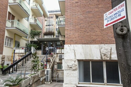 Casa Piccole Ancelle di Cristo Re, Забронировать Гостевой дом Отели Рима с парковкой, рядом с Больница «Сан-Карло-ди-Нанси», Парковка