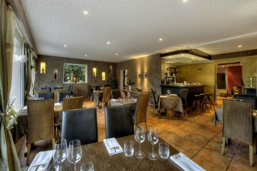 Logis Le Printemps Hôtel Restaurant - Montélimar, Забронировать Отель Отели Drôme Provençale с парковкой, Парковка