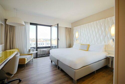 Renaissance Aix-en-Provence Hotel, Забронировать Отель Отели Экс-ан-Прованса с бассейном, рядом с Торговый центр Провансальские аллеи, Бассейн