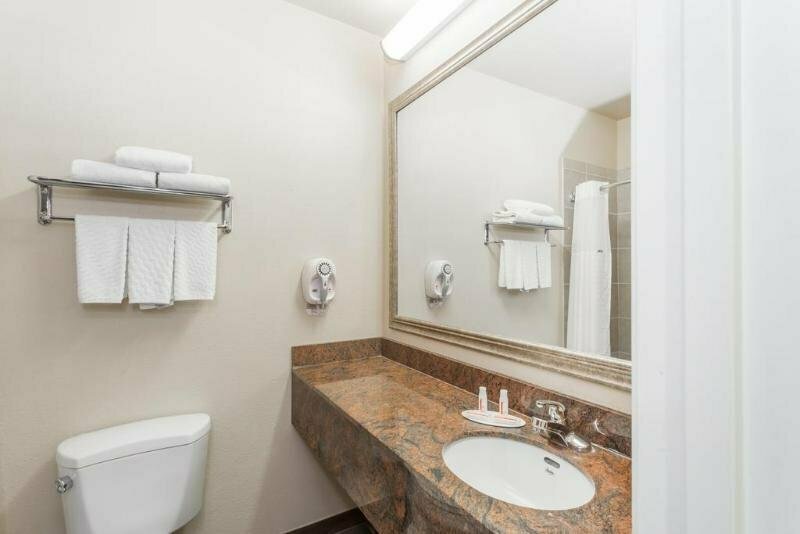 Baymont Inn & Suites Savannah/Garden City