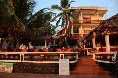 Beach Florra Inn, Забронировать Отель Отели Ковалам с бассейном, Бассейн