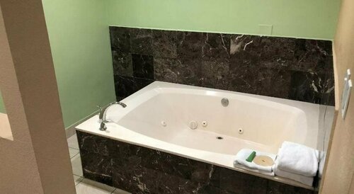 American Inn & Suites Lax, Забронировать Отель Отели Инглвуд с парковкой, рядом с Centinela Hospital Medical Center, Парковка