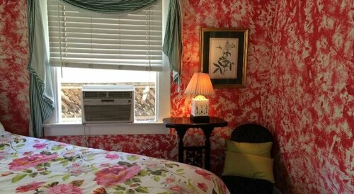 Secret Garden Inn & Cottages, Забронировать Отель «постель и завтрак» Санта-Барбара Santa Barbara and Vicinity