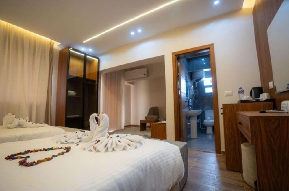 Pharaonic Pyramids Inn & jacuzzi