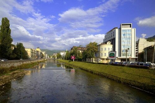 Courtyard by Marriott Sarajevo, Забронировать Отель Отели Сараевского кантона с парковкой, Парковка