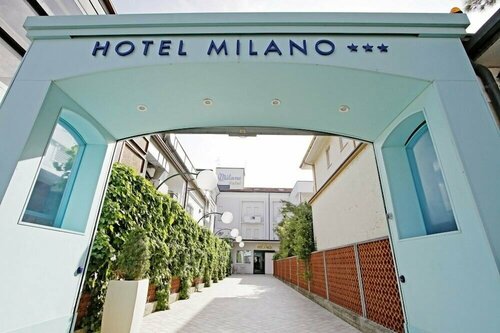 Hotel Milano, Забронировать Отель Отели Чезенатико с парковкой, рядом с Leaves Cathedral, Парковка