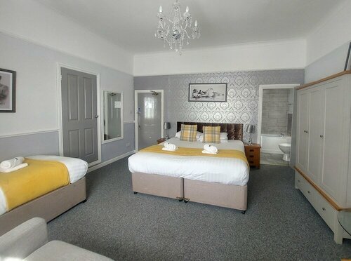 The Black Lion Royal Hotel, Забронировать Отель Отели в центре Лампетер, в центре