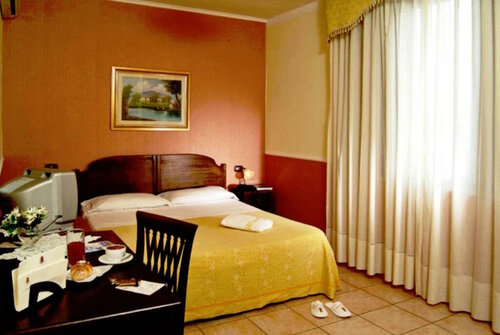 Hotel Federico II, Забронировать Отель Отели Неаполя с парковкой, рядом с Больница Кардарелли, Парковка