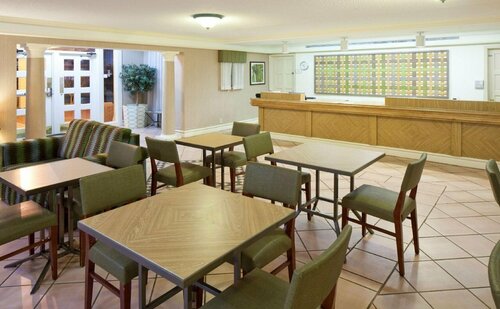 La Quinta Inn by Wyndham Huntsville Research Park, Забронировать Отель Отели Хантсвилл с бассейном, рядом с The Orion Amphitheater, Бассейн