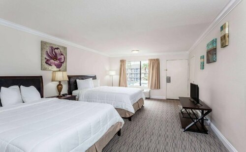 Ramada by Wyndham Anaheim Convention Center, Забронировать Отель Отели Анахайм с бассейном, рядом с Курорт Disneyland® Resort, Бассейн