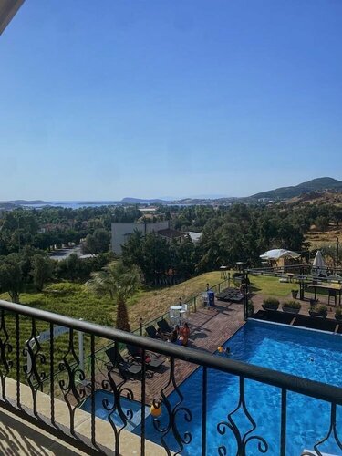 Victoria Hotel and Lounge, Rezerwuj Hotel Hotele w Foca z parkingiem, Parking