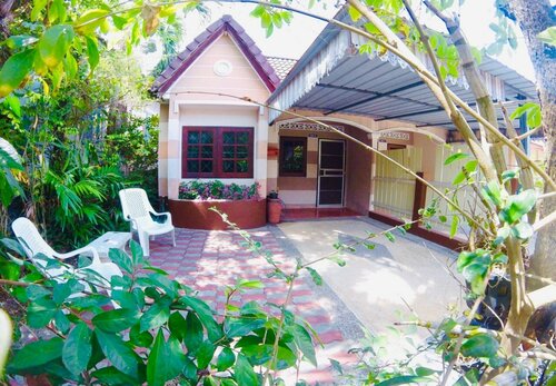Aree Guesthouse5, Забронировать Отель Отели Чонг Тале с парковкой, Парковка