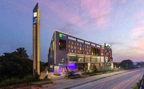 Holiday Inn Express & Suites Bengaluru Old Madras Road by IHG, Забронировать Отель Отели штата Карнатаки с парковкой, Парковка