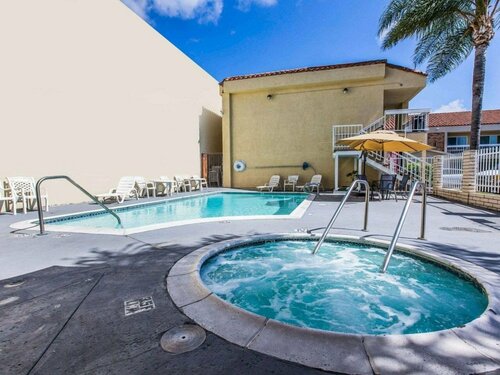 Quality Inn Long Beach - Signal Hill, Забронировать Отель Отели Лонг-Бич с парковкой, рядом с Community Hospital of Long Beach, Парковка