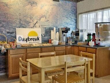 Days Inn by Wyndham Suites Fredericksburg, Забронировать Отель Отели Фредериксберг с парковкой, рядом с Художественная галерея Whistle Pik, Парковка