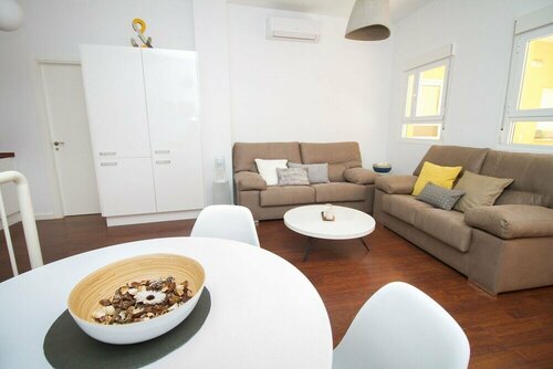 Huerta del Obispo - Beautiful Duplex by La Recepción, Забронировать Отель Bailen-Miraflores Малага, рядом с Centro Comercial Larios Centro