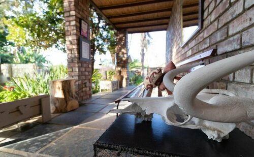 Earthbound Guest House, Забронировать Отель «постель и завтрак» Отели Оудсхорн с завтраком, рядом с Ateljee Thijs Nel Gallery, Завтраки
