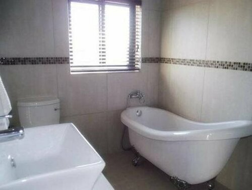 Stone Olive Guesthouse, Забронировать Гостевой дом Отели Route 62 с парковкой, Парковка