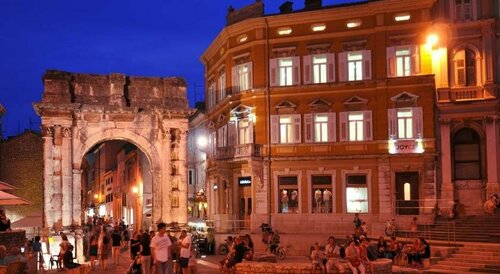 Boutique Suites Joyce, Забронировать Бутик-отель Пула Pula Riviera, рядом с Gate of Hercules