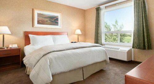 Days Inn & Suites by Wyndham Cochrane, Забронировать Отель Кокрейн Calgary Region