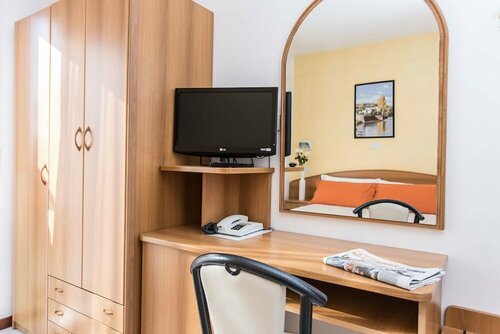 Hotel Emilia, Забронировать Отель Отели Торре Педрера 3 звезды, 3*