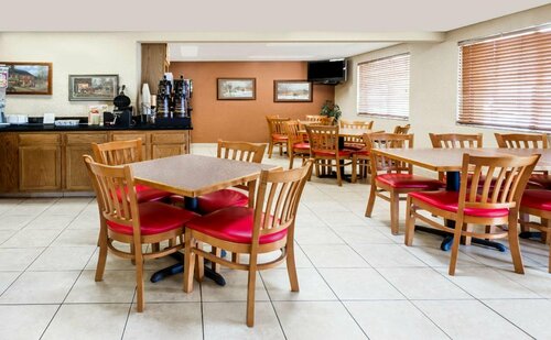 Super 8 by Wyndham Plymouth, Book Hotel Hoteller i Indiana med parkering, Parkering