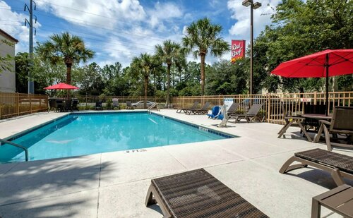 Red Roof Inn PLUS + Gainesville, Забронировать Отель Отели Гейнсвилл с парковкой, рядом с Dogwood Park, Парковка