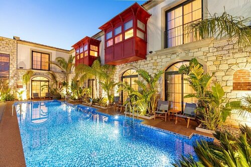 D'MIRA, Rezerwuj Hotel Hotele w Izmir z Basenem, Basen