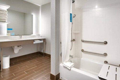 Hampton Inn & Suites Anaheim Resort Convention Center, Забронировать Курортный отель Анахайм Disneyland California, рядом с Business Expo Center
