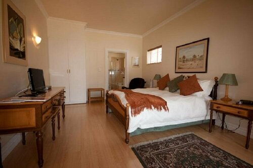 Seven Streams Bed and Breakfast, Забронировать Отель Сэндтон , рядом с Citibank SA