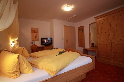 Pension Edelweiss, Book Pension Hoteller i Tyrol med pool, Swimmingpool