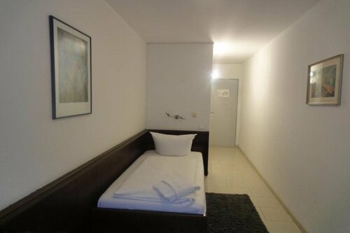 Hotel Metropol, Забронировать Отель Билк Дюссельдорф, рядом с Свободный театр Дюссельдорфа
