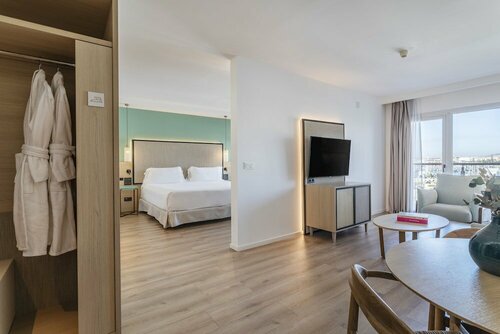 Отель Suites del Mar By Melia, Забронировать Отель Отели Аликанте с бассейном, рядом с Главный театр Аликанте, Бассейн