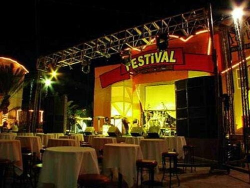 Festival Plaza, Забронировать Отель Отели Гвадалахары 3 звезды, рядом с El Parian, 3*