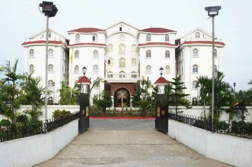 Hotel East Palace, Забронировать Отель Отели Калькутты с бассейном, рядом с Gurusaday Museum, Бассейн