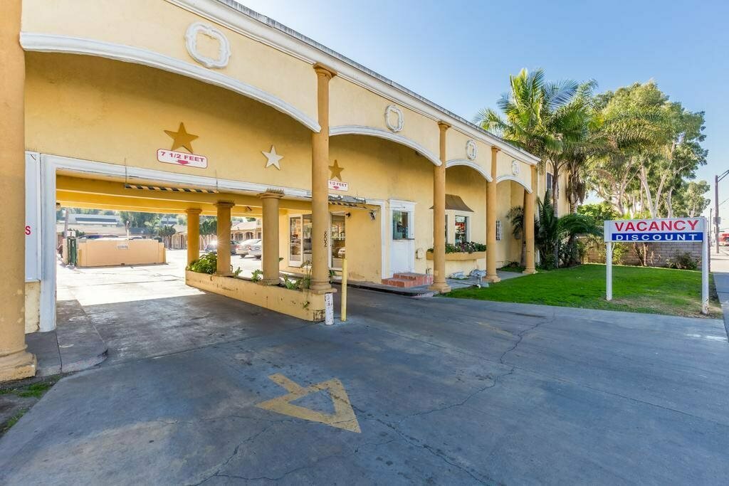 Colonial Motel
