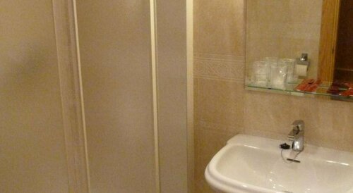 Hostal Mirador de Avila, Забронировать Отель Отели Авила с парковкой, рядом с Церковь Святого Иоанна Крестителя, Парковка