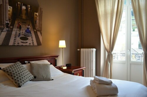 LEmpereur, sa Femme et le petit Prince, Prenota Hotel Hotel 4 stelle a Lorena, 4*
