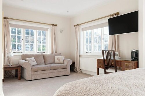 Hurtwood Inn, จอง โรงแรม Peaslake Surrey Hills
