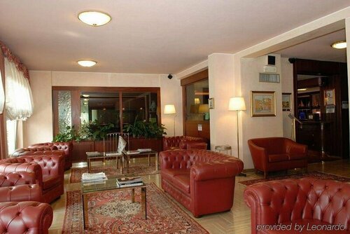 Hotel Cristallo, Забронировать Отель Варацце Ривьера-делле-Пальме, рядом с Varazze Train Station