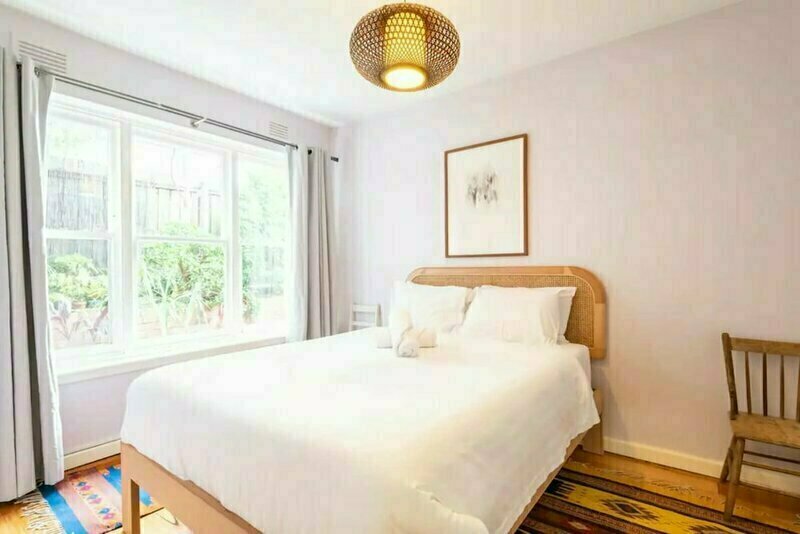 Sunny 1 Bedroom Flat in Quiet St Kilda With Parking