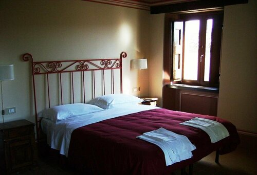 Castello di Campi, Book Hotel Hoteller i Monti Sibillini med parkering, Parkering