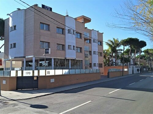 Hotel 170, Забронировать Отель Кастельдефельс Baix Llobregat, рядом с Торговый центр Ànec Blau