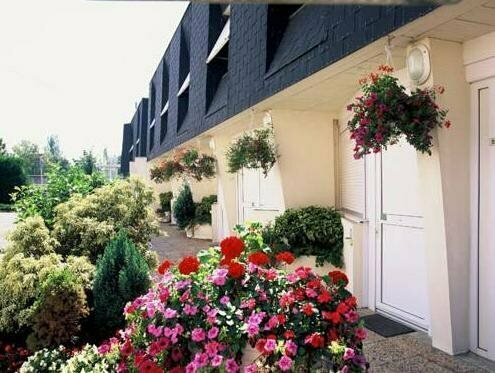 Hôtel Les Tilleuls, Bourges, Varaa Hotelli Cher hotellit, joissa on uima-allas, Uima-allas