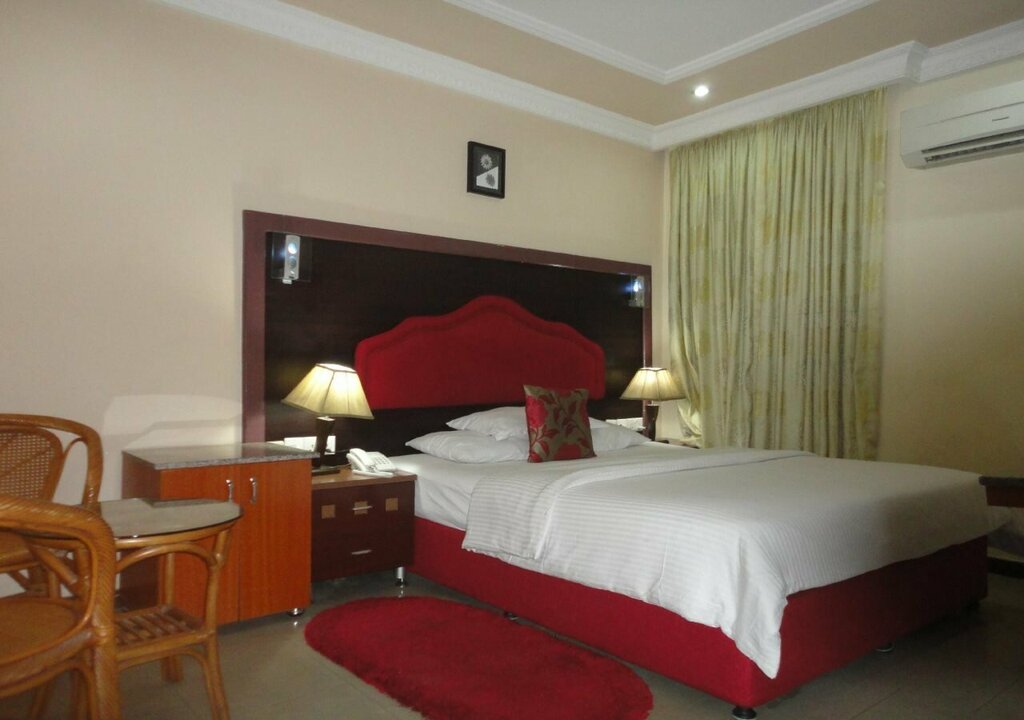 SDM Tavern and Suites